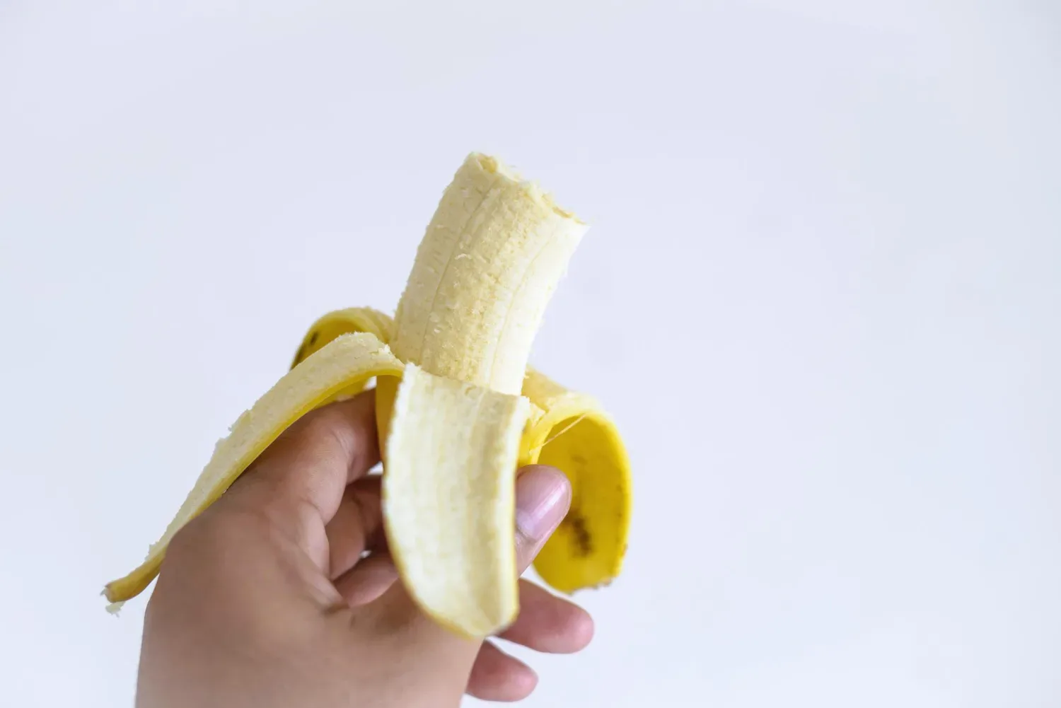Če banano ješ ob napačni uri, si lahko škoduješ – preveri, kdaj jo telo res potrebuje!