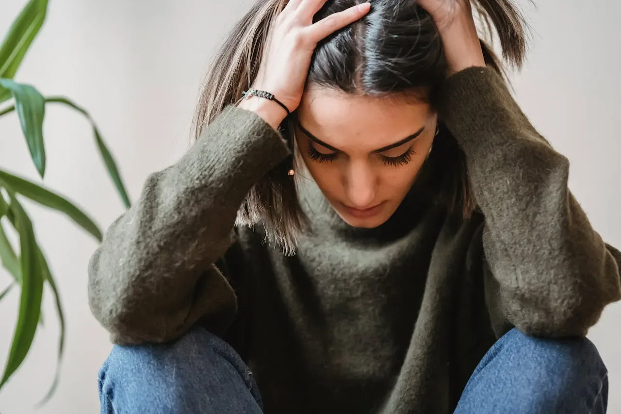 Če ti možgani meljejo 24/7: 3 stvari, ki misli končno utišajo (brez meditacijskih klišejev)