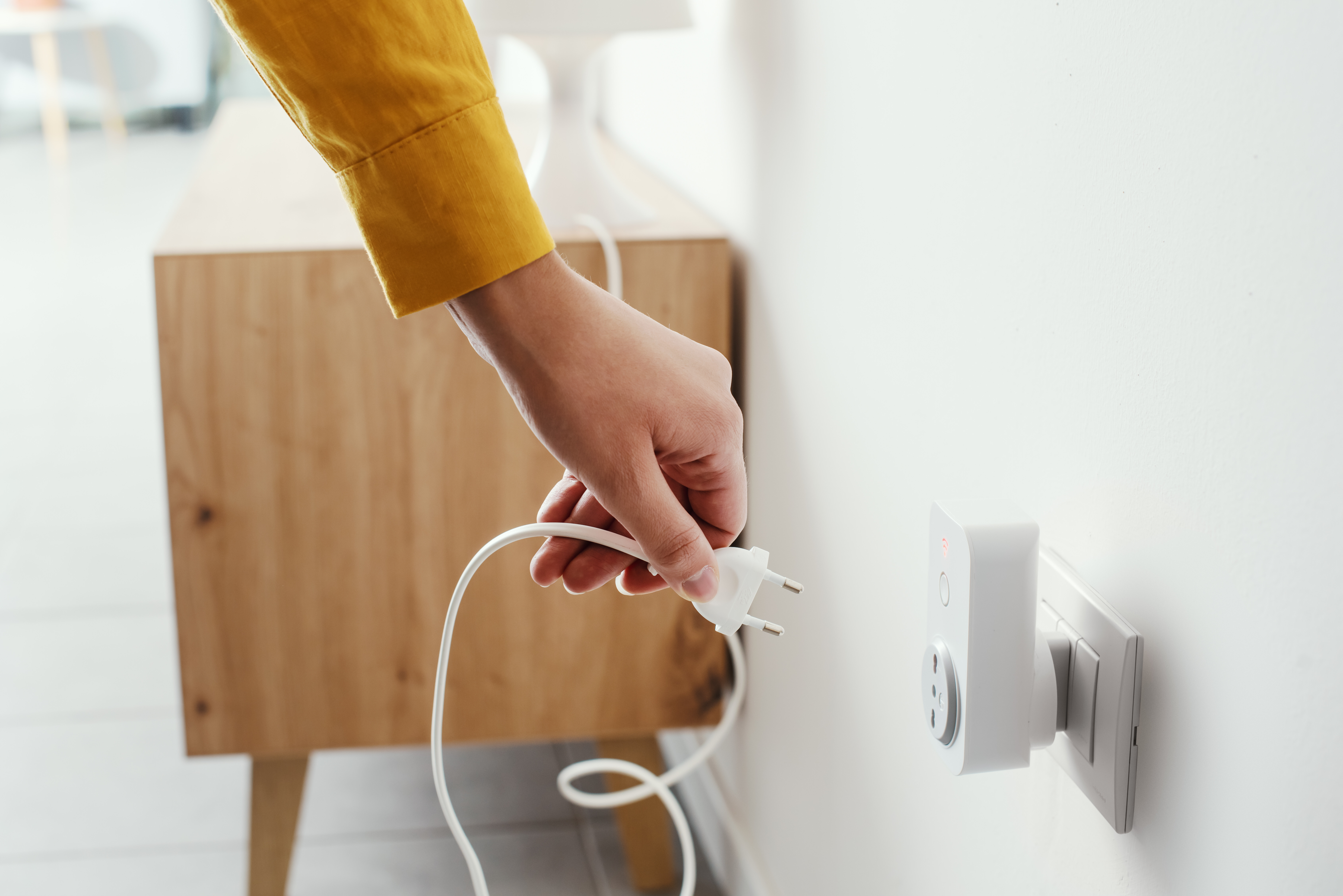 Če želite zmanjšati račun za elektriko, iz vtičnice nujno izklopite te naprave