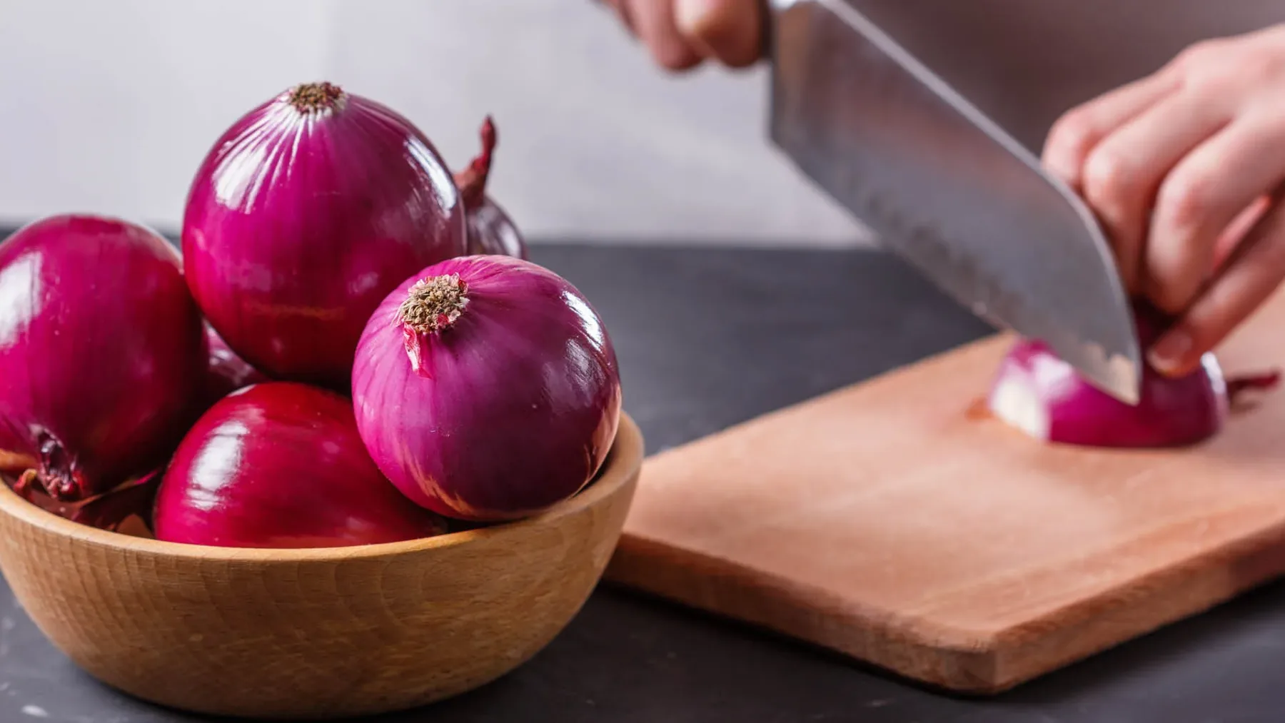 Celo življenje režete čebulo narobe! Odkrili smo genialen trik, ki za vedno prepreči solze