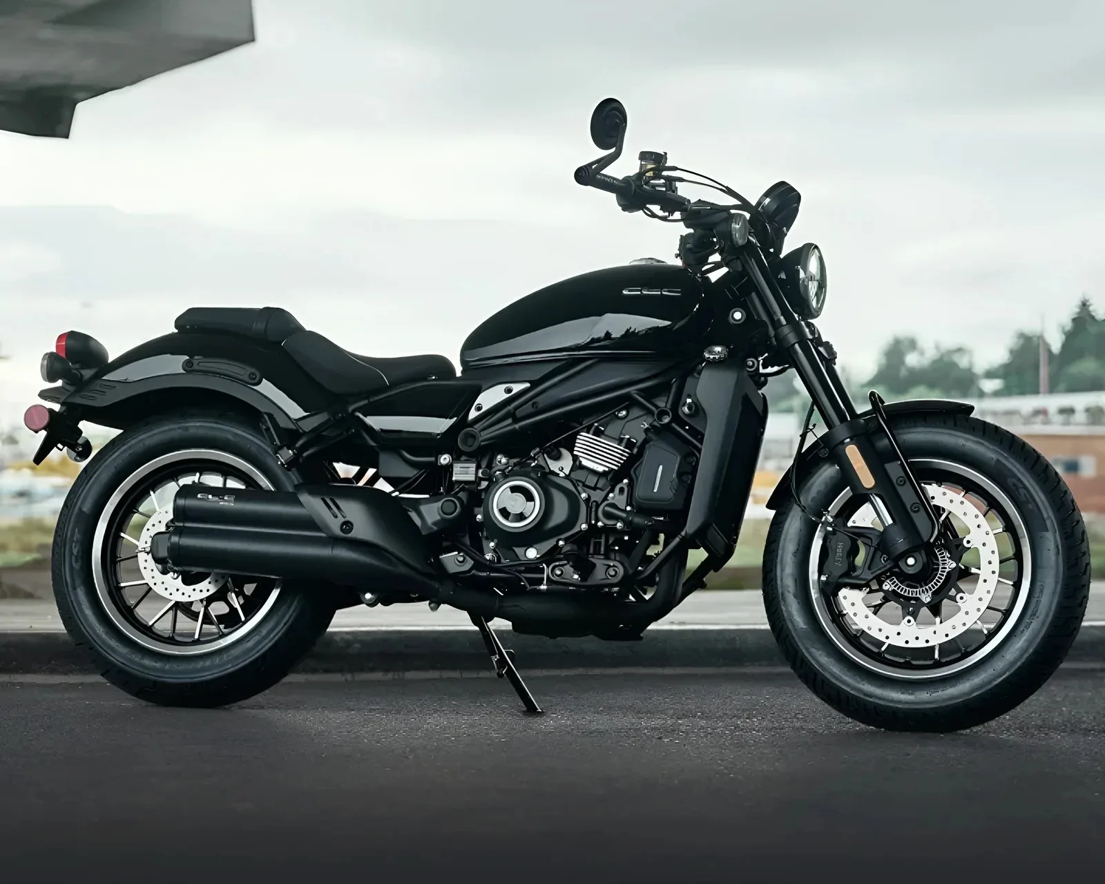 CFMoto 450CL-C (2027): Moderni "kruzer", ki dokazuje, da vrhunski stil ne potrebuje bančnega kropa