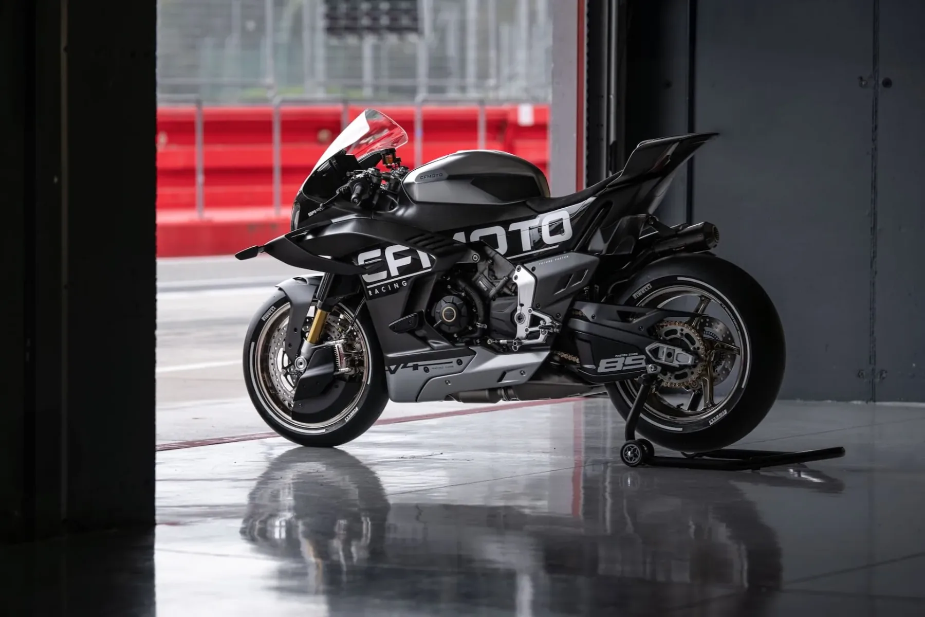 CFMoto V4 SR-RR – kitajska zverina, ki želi v prvo ligo