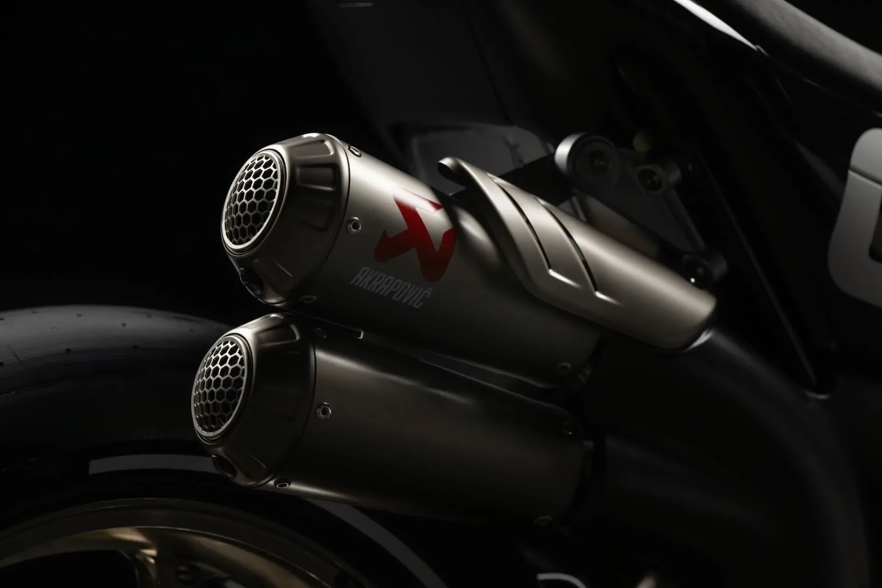 CFMoto V4 SR-RR – kitajska zverina, ki želi v prvo ligo
