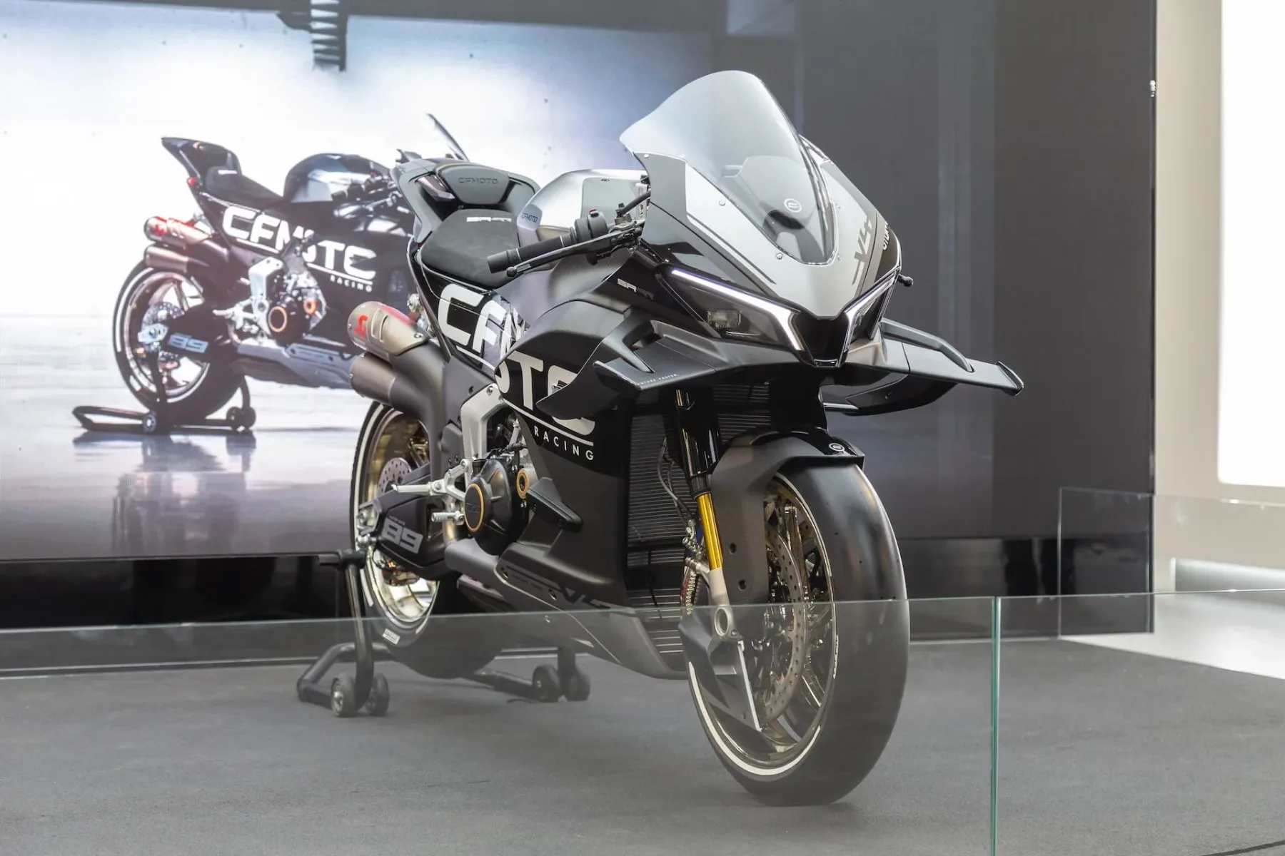 CFMoto V4 SR-RR – kitajska zverina, ki želi v prvo ligo