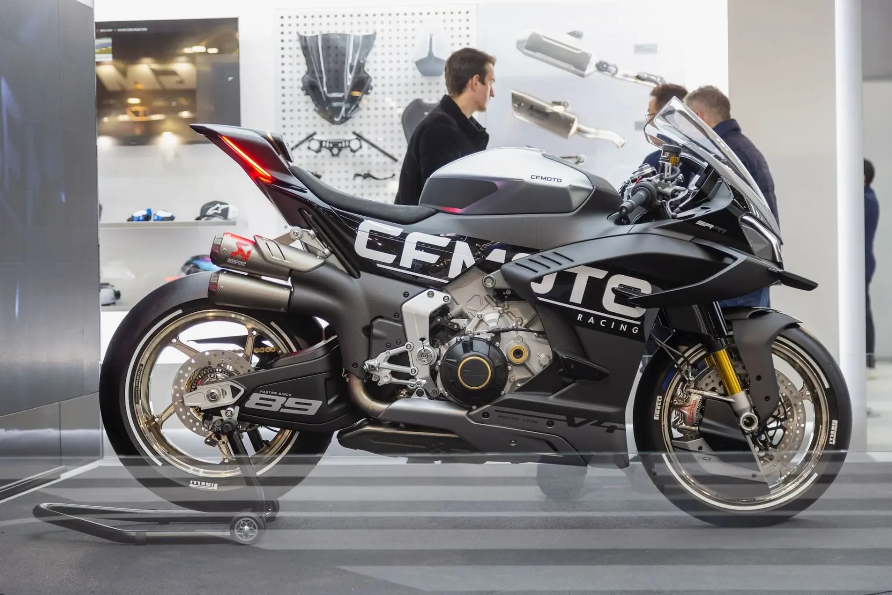 CFMoto V4 SR-RR – kitajska zverina, ki želi v prvo ligo