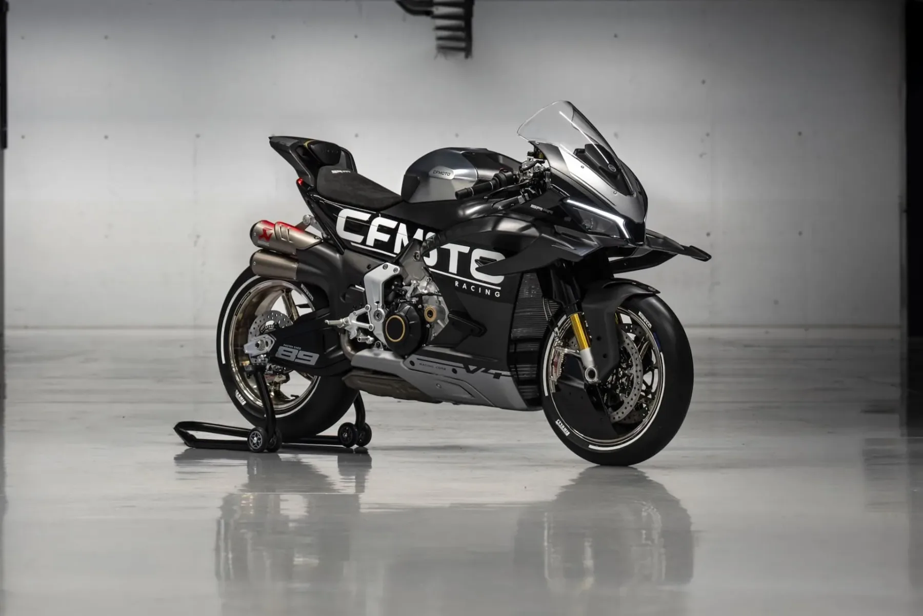 CFMoto V4 SR-RR – kitajska zverina, ki želi v prvo ligo