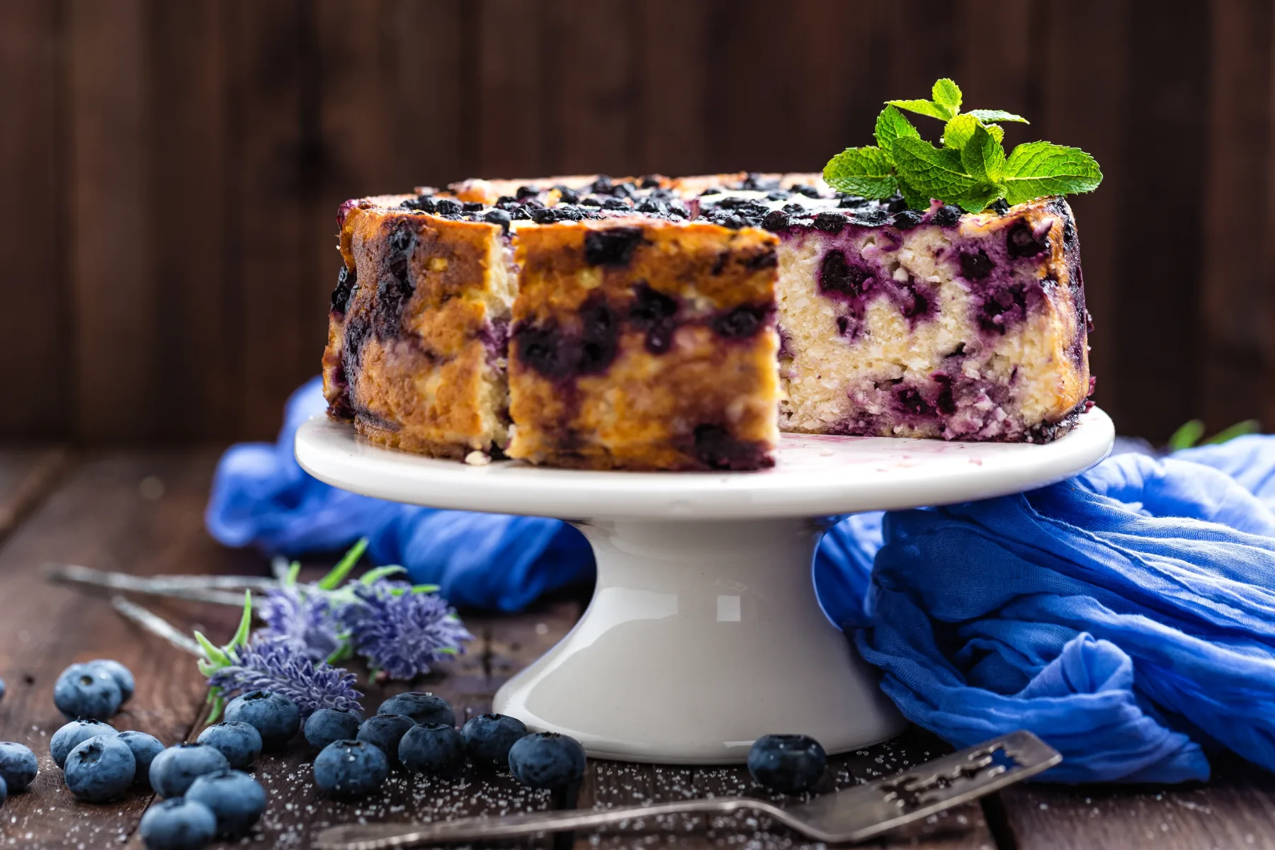 Cheesecake z borovnicami: svilnato mehak, ravno prav sladek in čudovito osvežilen