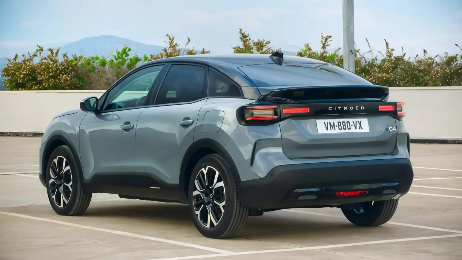 Citroën C4 in C4X 2025: Francoska eleganca v kompaktnem razredu