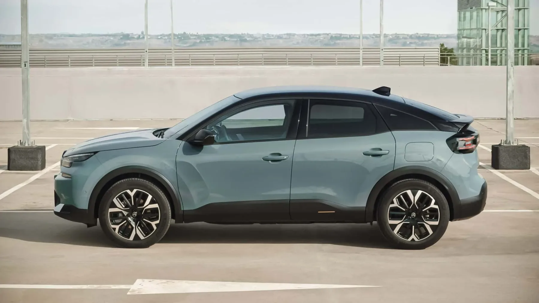 Citroën C4 in C4X 2025: Francoska eleganca v kompaktnem razredu