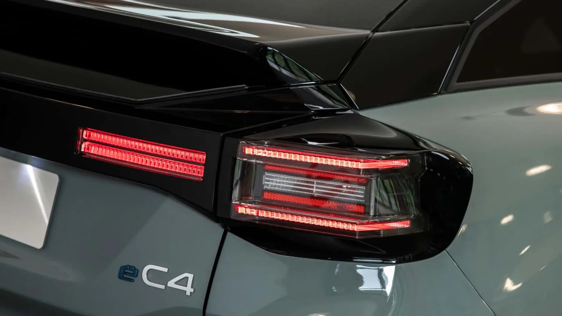 Citroën C4 in C4X 2025: Francoska eleganca v kompaktnem razredu