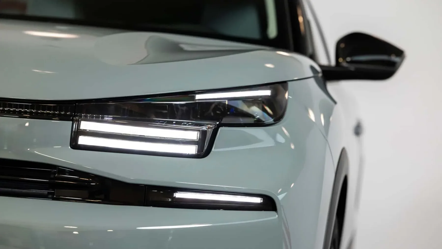 Citroën C4 in C4X 2025: Francoska eleganca v kompaktnem razredu