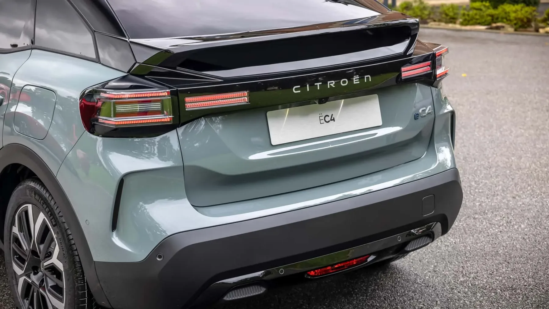Citroën C4 in C4X 2025: Francoska eleganca v kompaktnem razredu