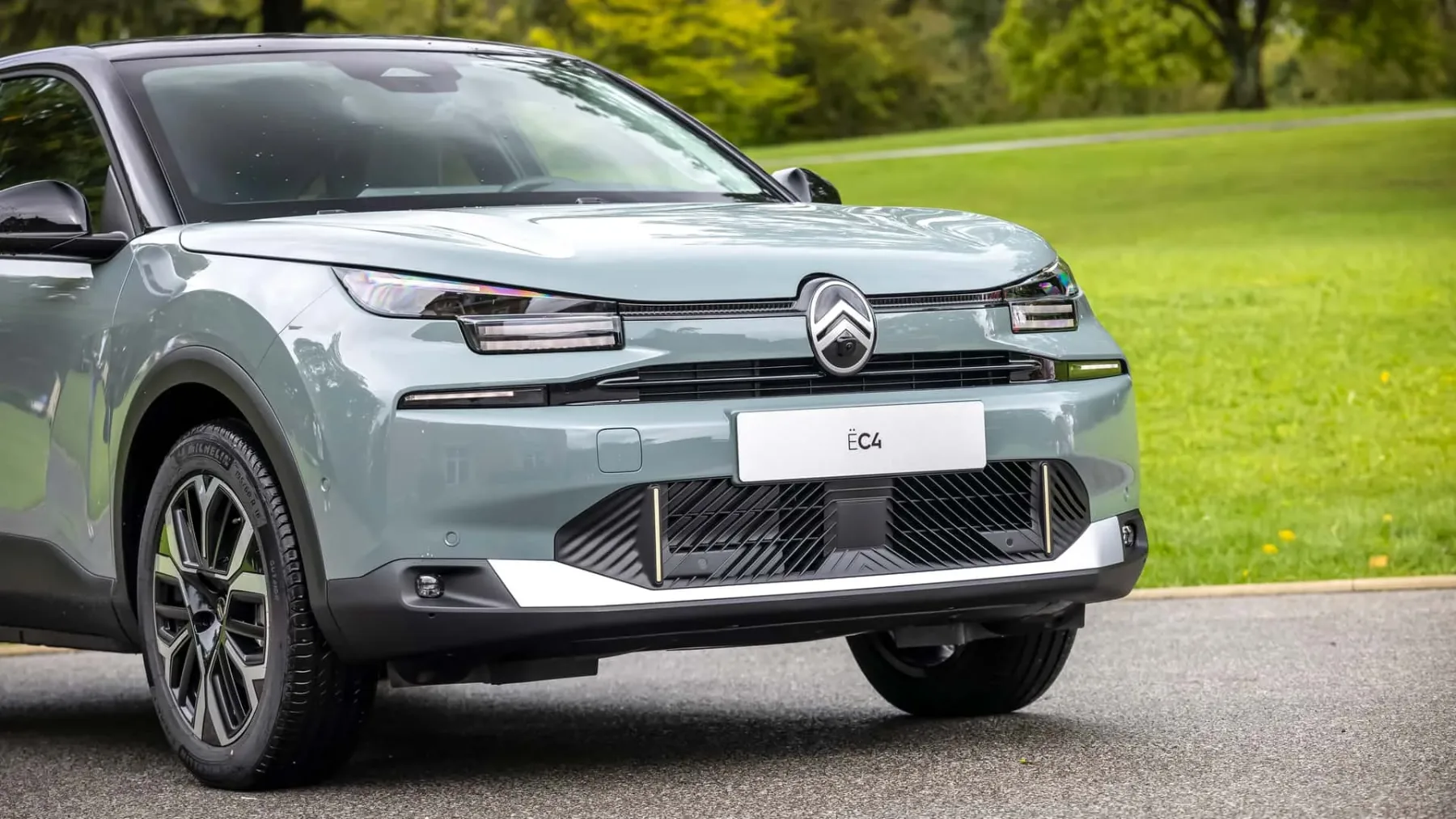 Citroën C4 in C4X 2025: Francoska eleganca v kompaktnem razredu