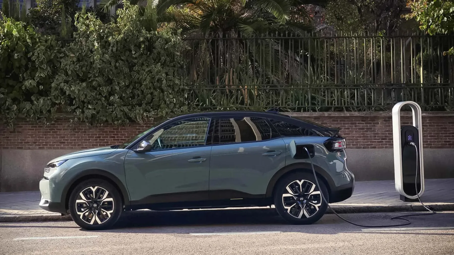 Citroën C4 in C4X 2025: Francoska eleganca v kompaktnem razredu