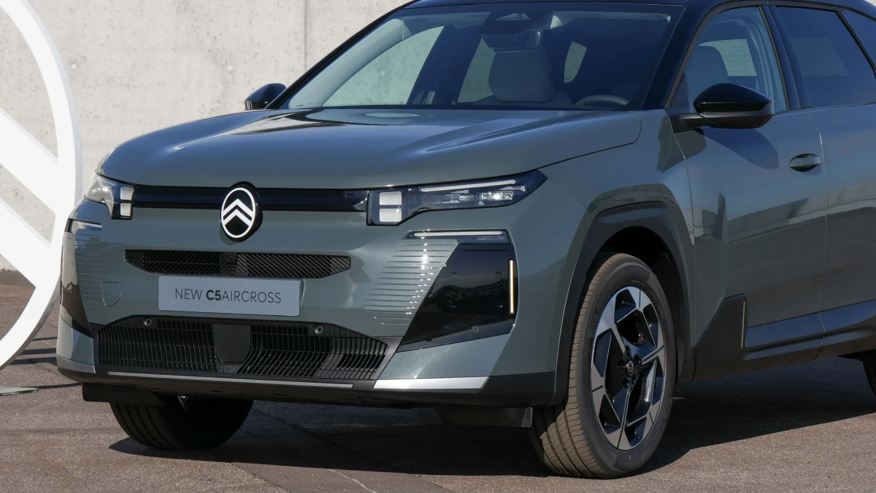 Citroën C5 Aircross 2025: Francoska revolucija udobja – zdaj tudi na elektriko!