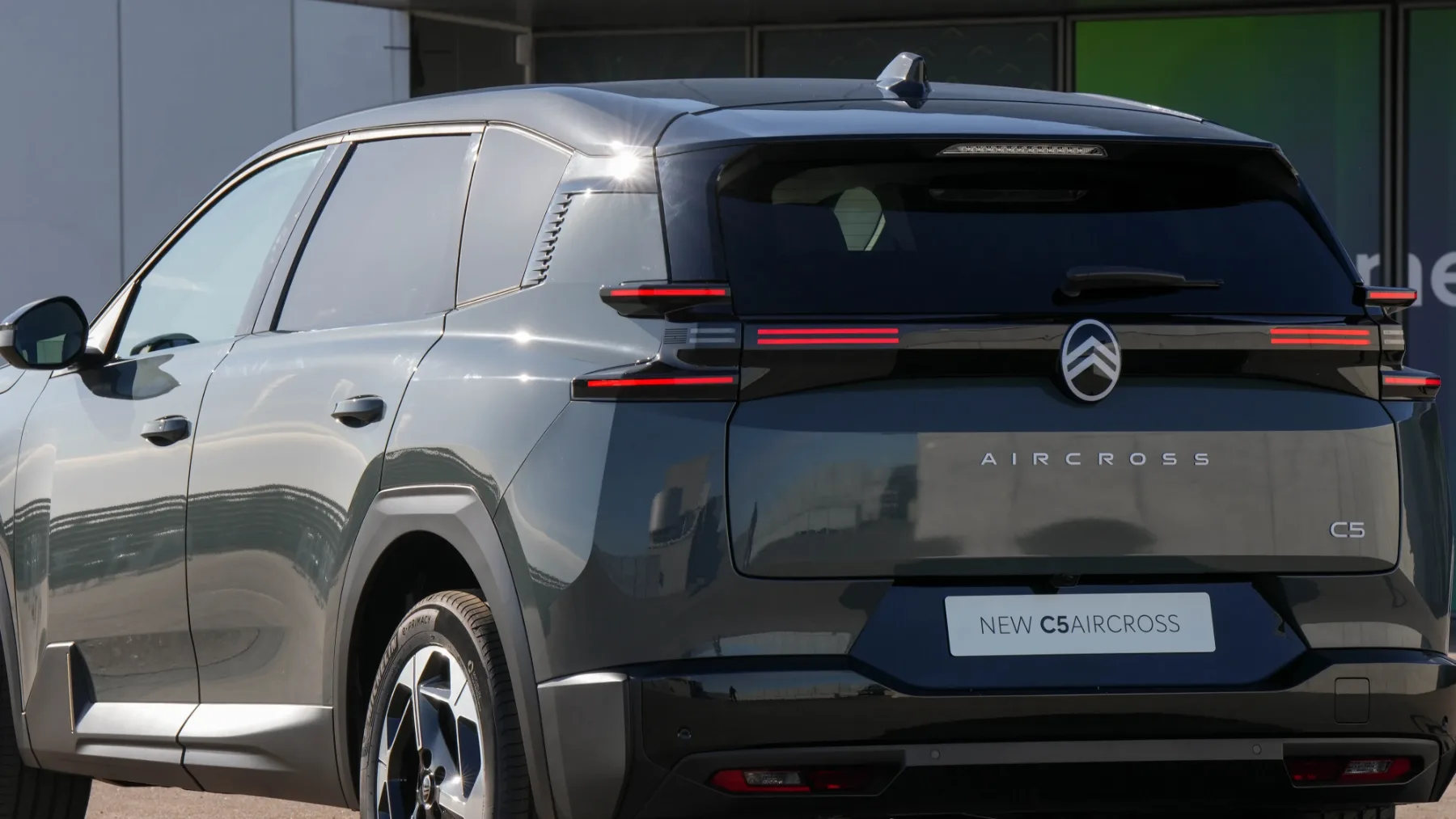 Citroën C5 Aircross 2025: Francoska revolucija udobja – zdaj tudi na elektriko!