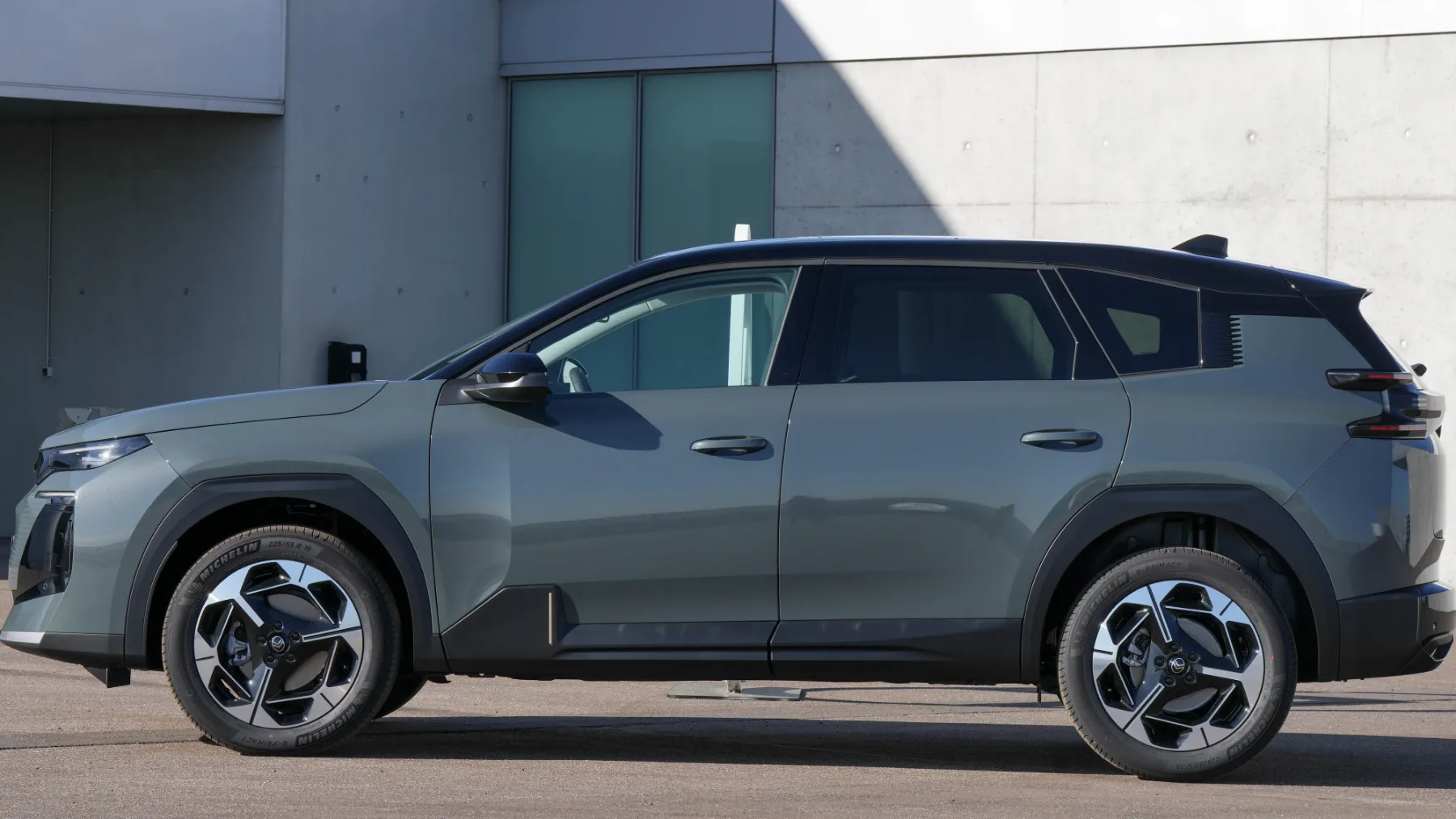 Citroën C5 Aircross 2025: Francoska revolucija udobja – zdaj tudi na elektriko!
