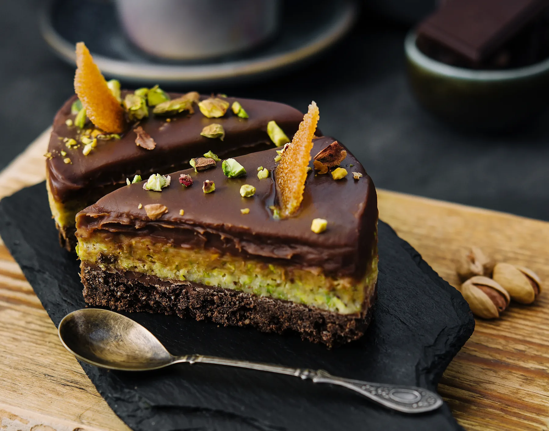 Čokoladni Dubai cheesecake brez peke – pripravite se na razkošje okusov ob vsakem gržljaju