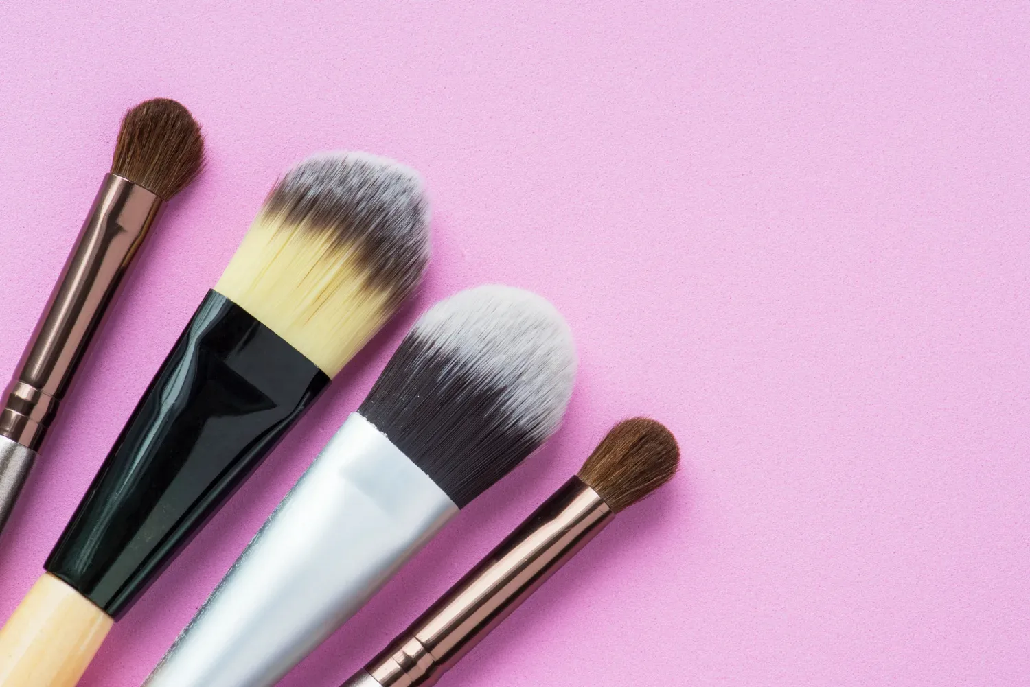 Čopiči za makeup so magnet za bakterije – kako pogosto jih morate očistiti, da si ne delate škode na koži?