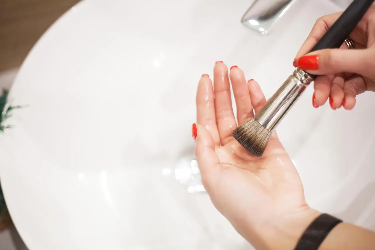 Čopiči za makeup so magnet za bakterije – kako pogosto jih morate očistiti, da si ne delate škode na koži?