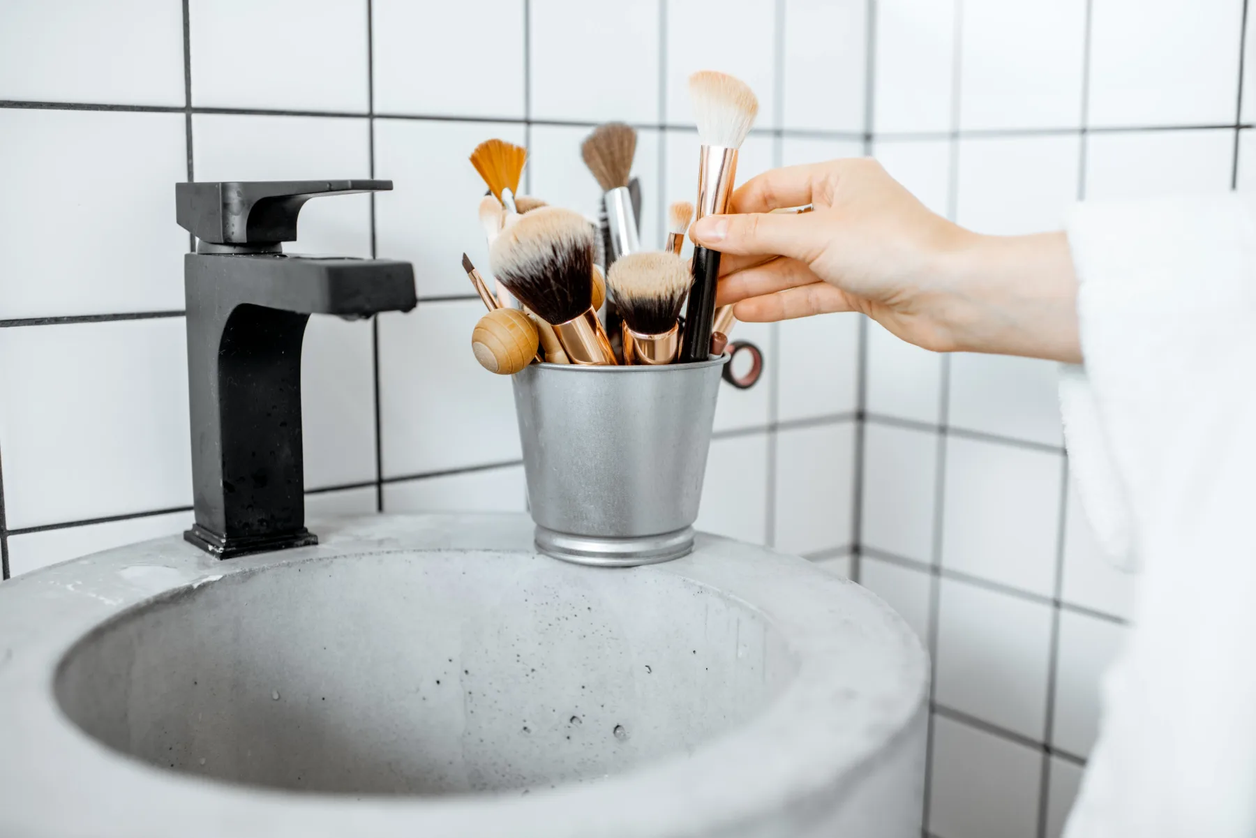 Čopiči za makeup so magnet za bakterije – kako pogosto jih morate očistiti, da si ne delate škode na koži?