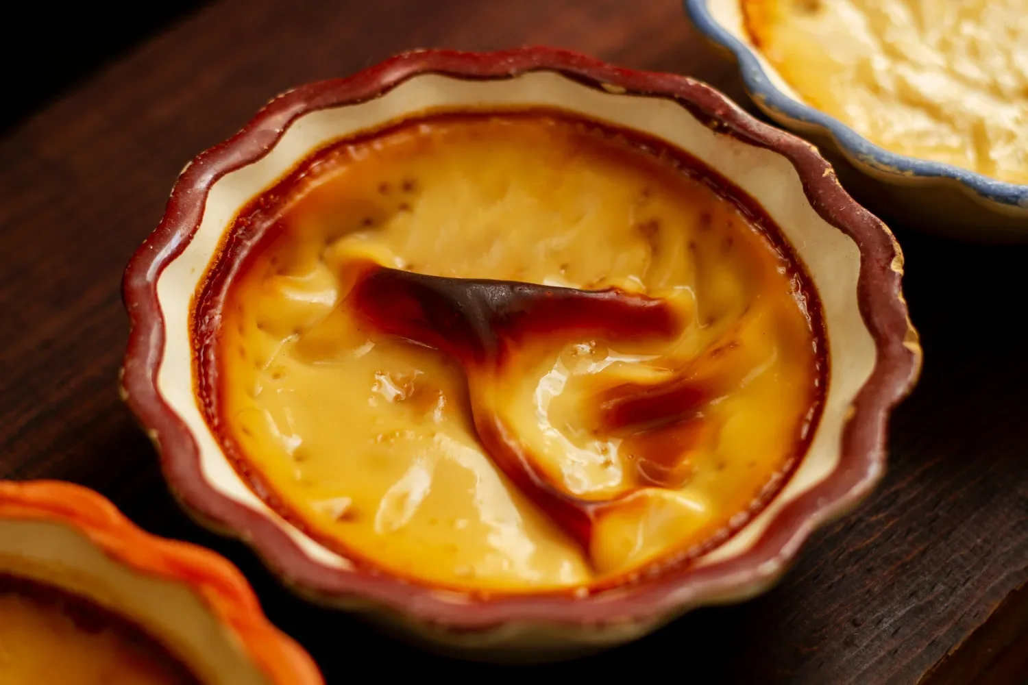 Crema catalana: preprost recept za sladico, ki diši po cimetu, limoni in poletju v Kataloniji