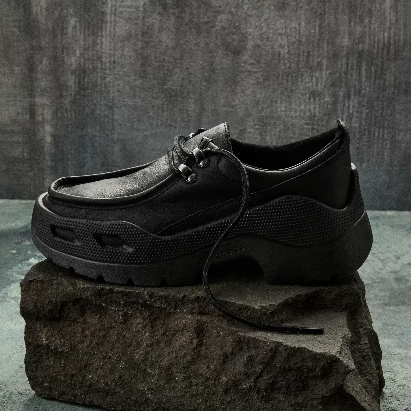 Crocs Gallery Shoe v usnju: Kultni cokli so se prelevili v uglajen mestni čevelj