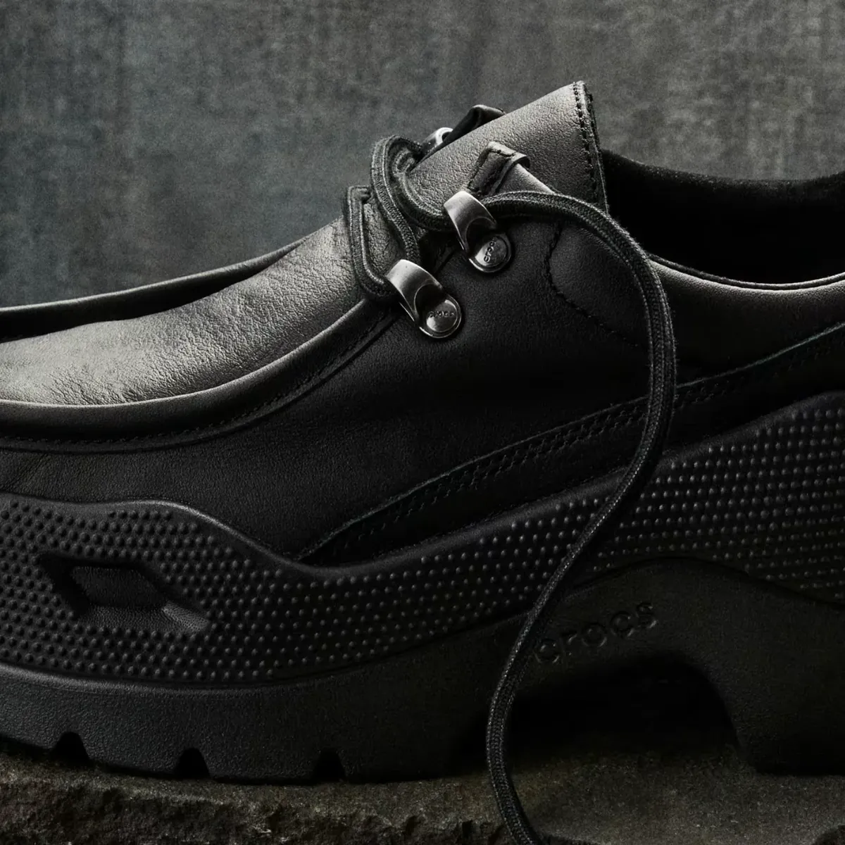 Crocs Gallery Shoe v usnju: Kultni cokli so se prelevili v uglajen mestni čevelj – slika 1
