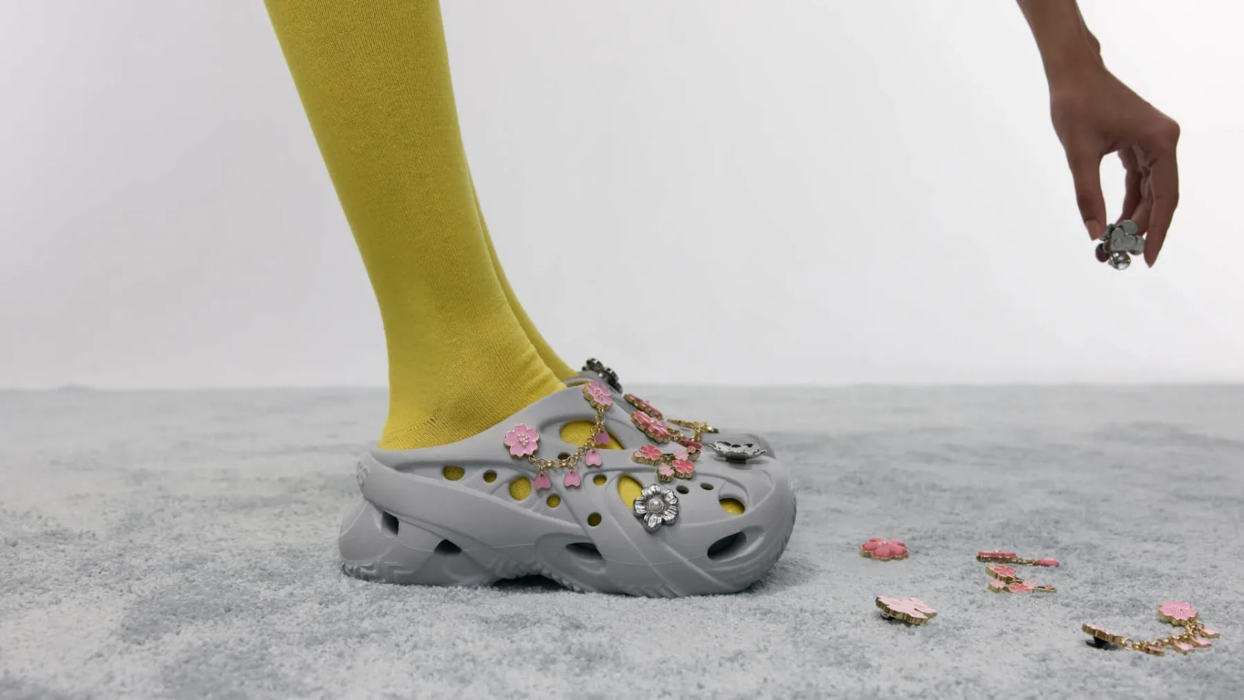 Crocs je znova v igri – tokrat futuristično, drzno in totalno nepričakovano!