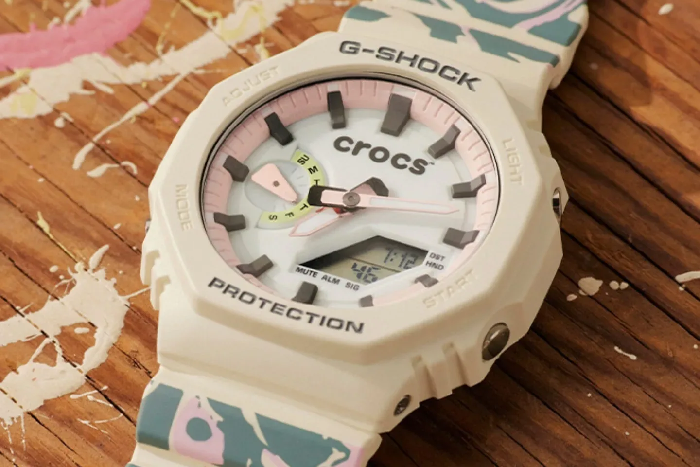 Crocs x G-SHOCK: Najbolj nepredvidljiva modna kolaboracija tega leta sveti v temi (dobesedno)