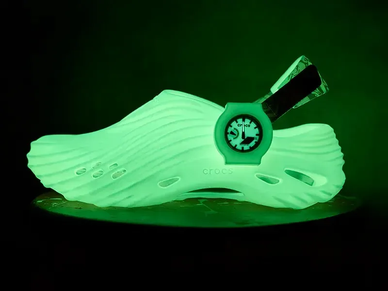Crocs x G-SHOCK: Najbolj nepredvidljiva modna kolaboracija tega leta sveti v temi (dobesedno)
