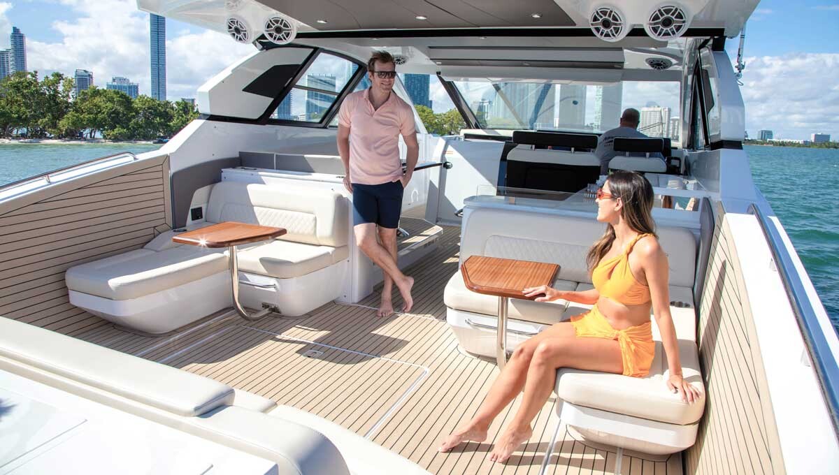 Cruisers Yachts 50 GLS: je kot transformer med jahtami z veliko plesno teraso