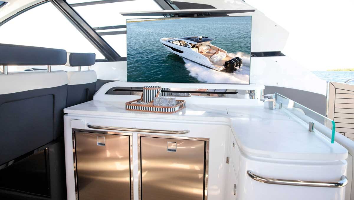 Cruisers Yachts 50 GLS: je kot transformer med jahtami z veliko plesno teraso