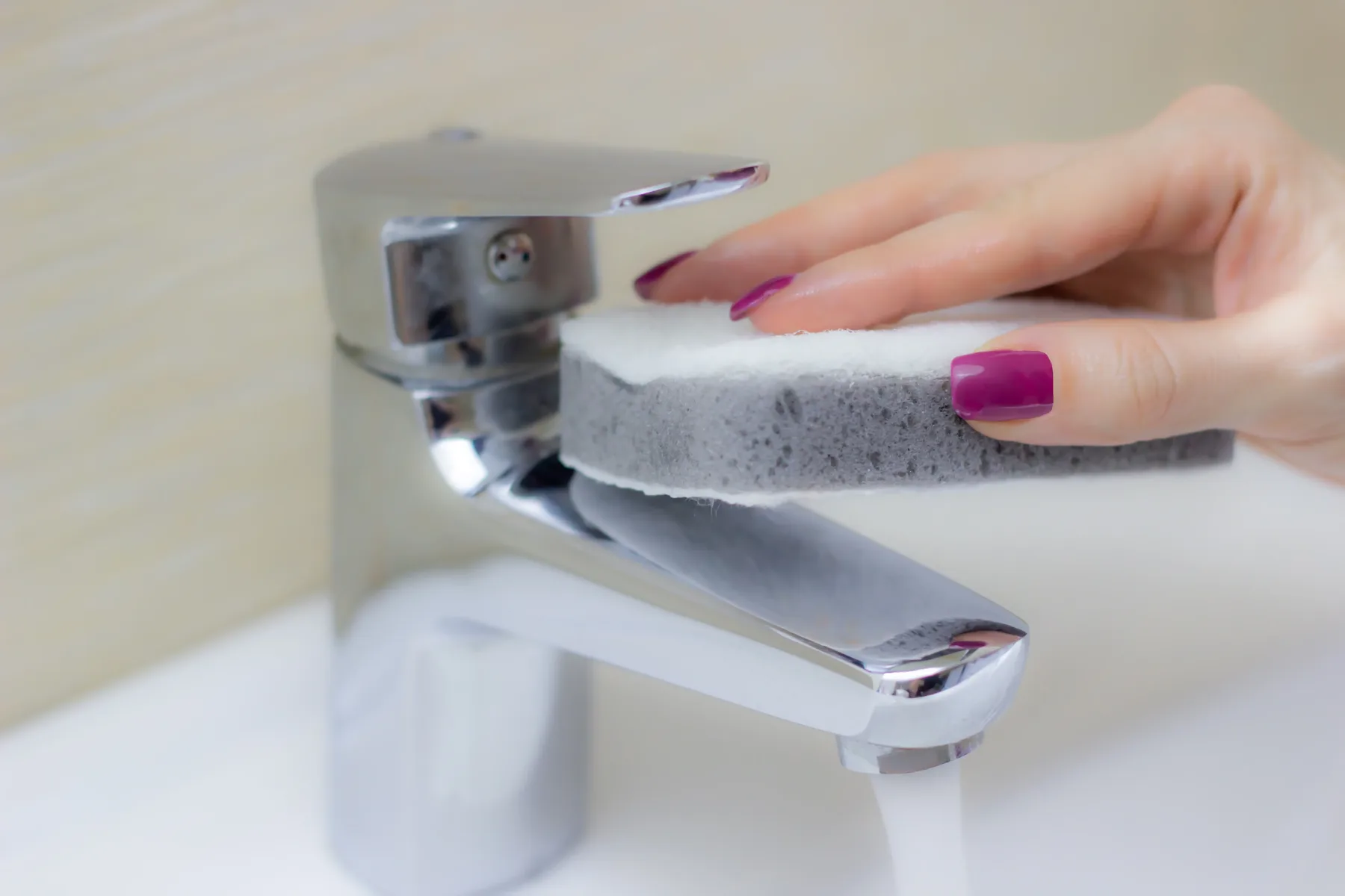 Čudežna čistilna gobica ima drobni tisk, ki ga nihče ne prebere: 10 stvari, na katerih “Magic Eraser” naredi več škode kot koristi