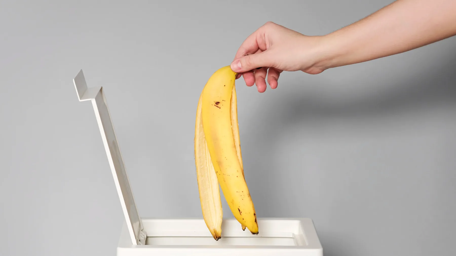 Čudežni učinek bananinega olupka: od beljenja zob do odpravljanja podočnjakov in insektov