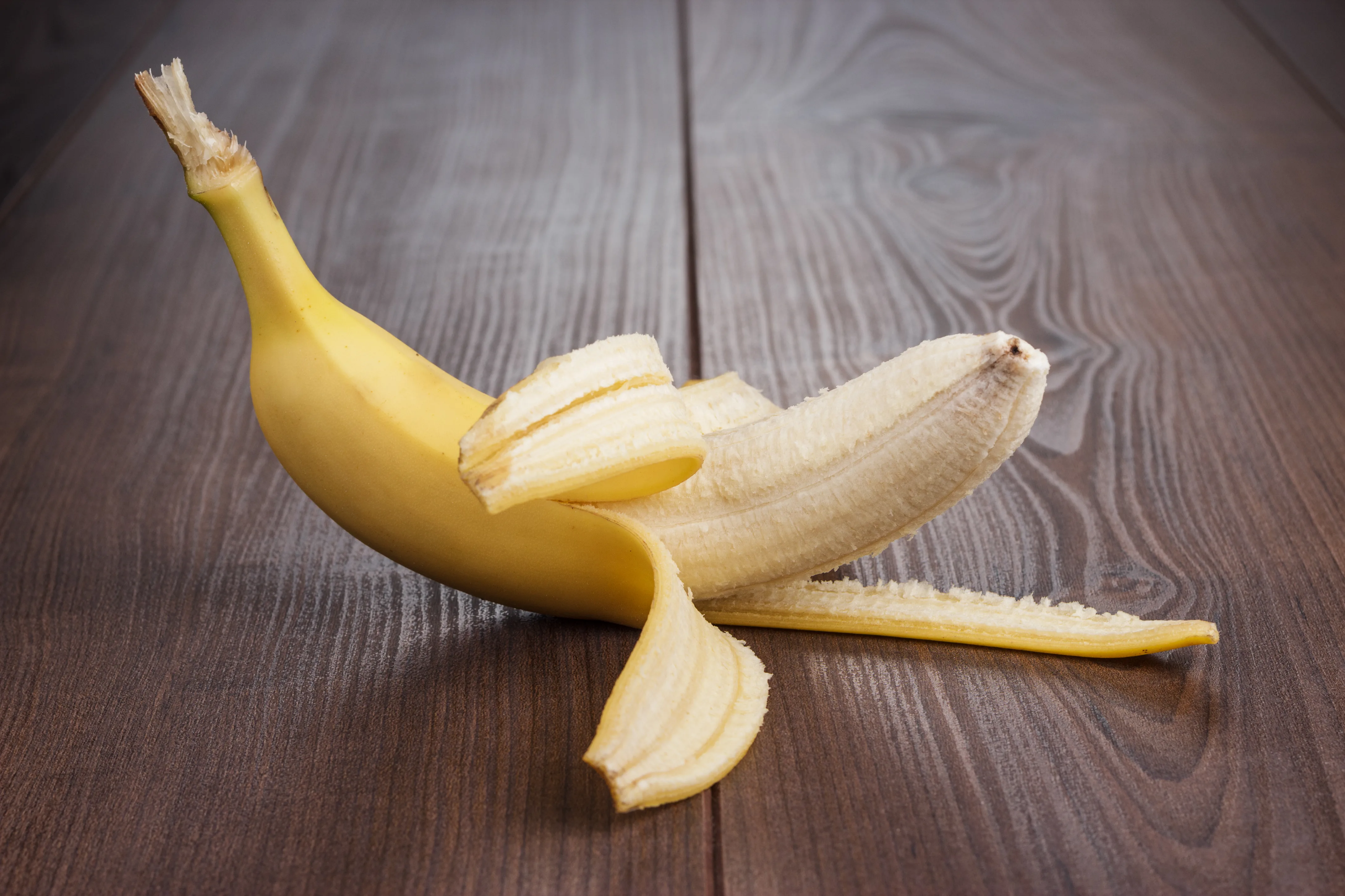 Čudežno zdravilo za pike komarjev: bananin olupek ustavi srbenje v trenutku