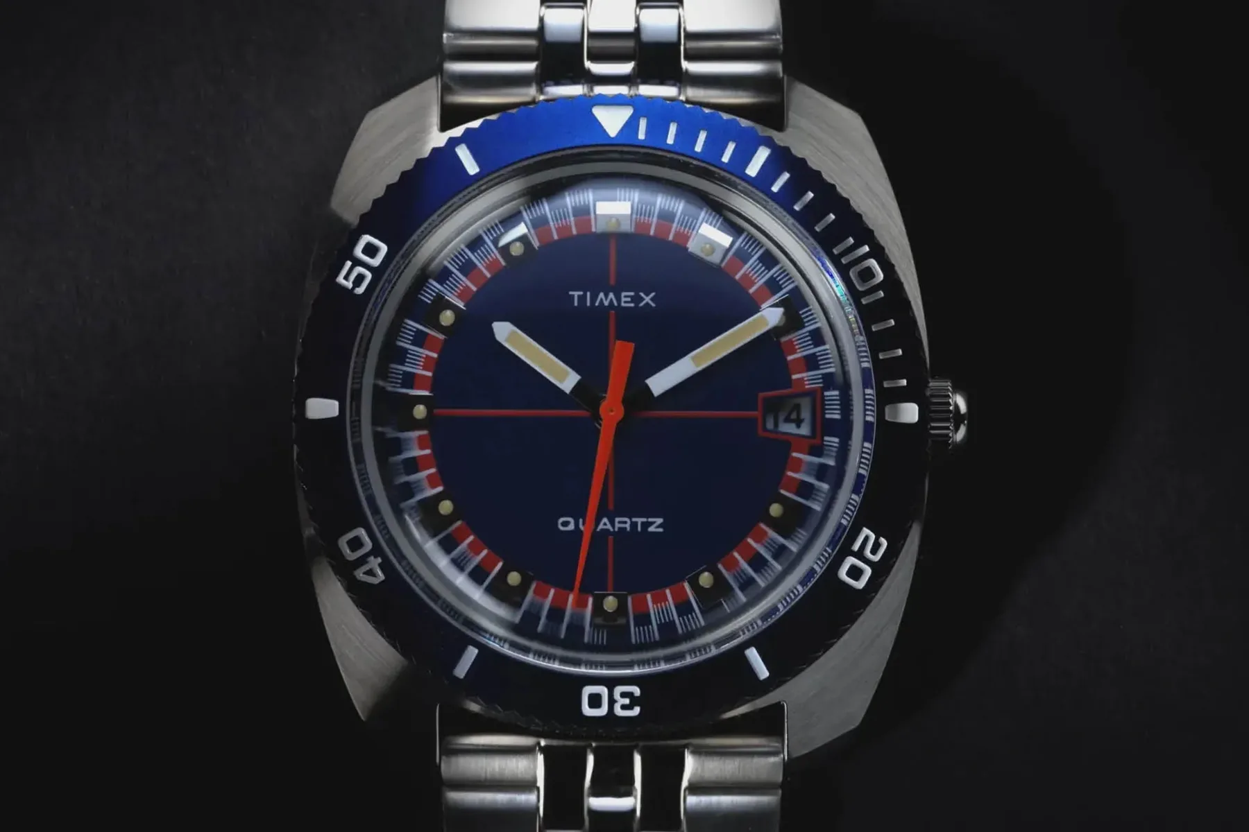 Čudovita ura – ikonična klasika se vrača: Q Timex 1971 Velocity osvaja zapestja in dirkaška srca – za 189 €
