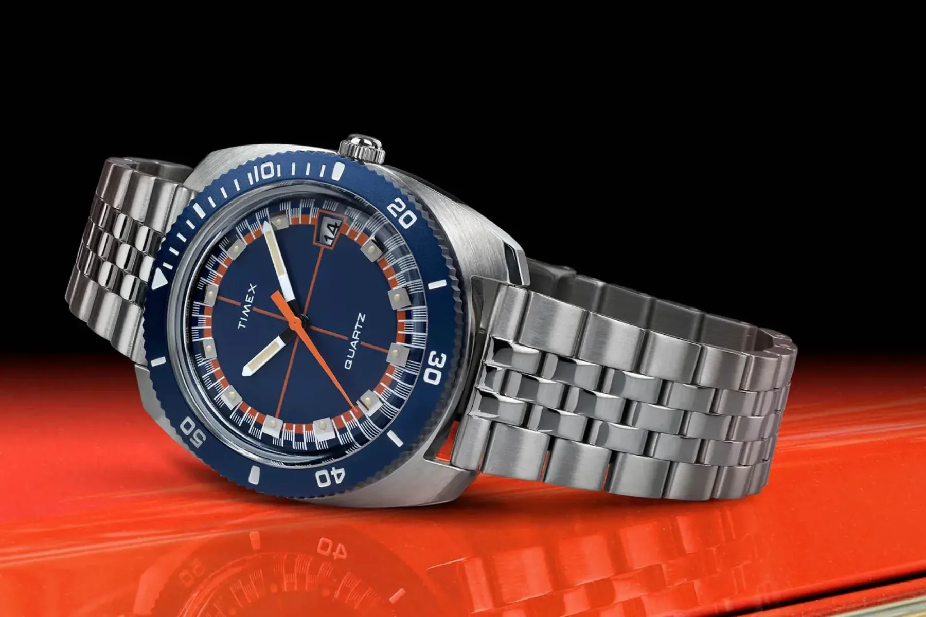 Čudovita ura – ikonična klasika se vrača: Q Timex 1971 Velocity osvaja zapestja in dirkaška srca – za 189 €