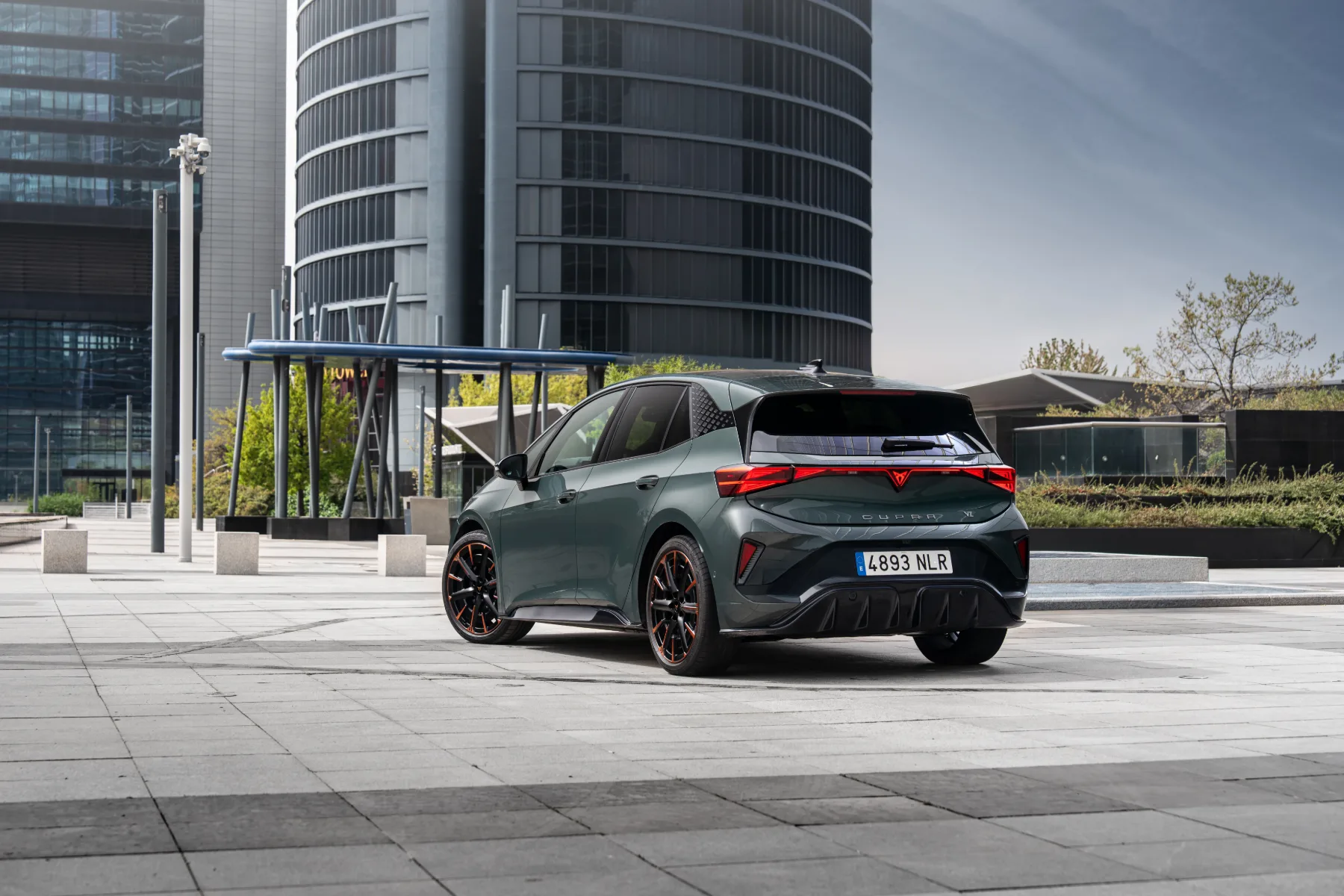 CUPRA Born 2026: španski upornik se je končno naučil nositi kravato – a pod obleko še vedno skriva tetovaže