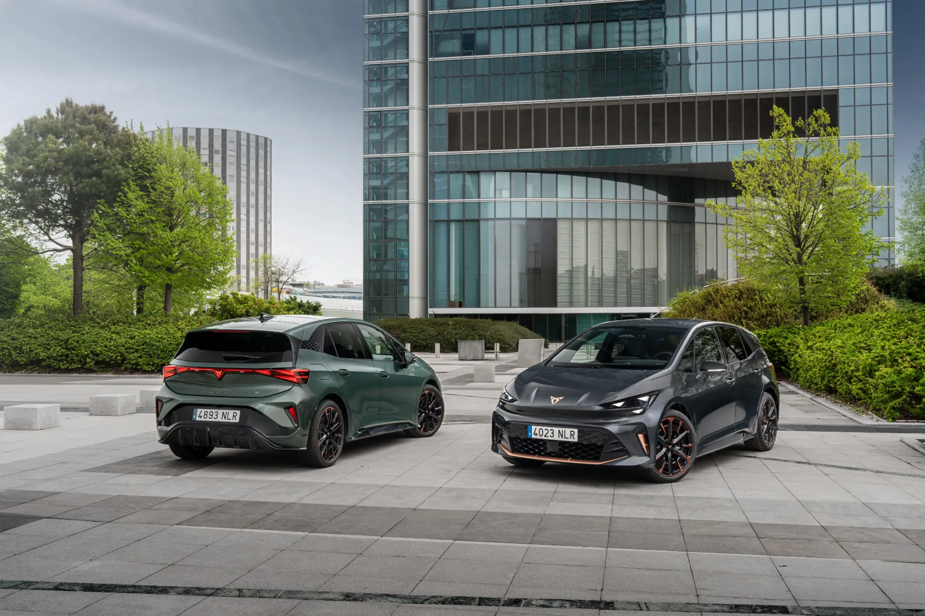CUPRA Born 2026: španski upornik se je končno naučil nositi kravato – a pod obleko še vedno skriva tetovaže
