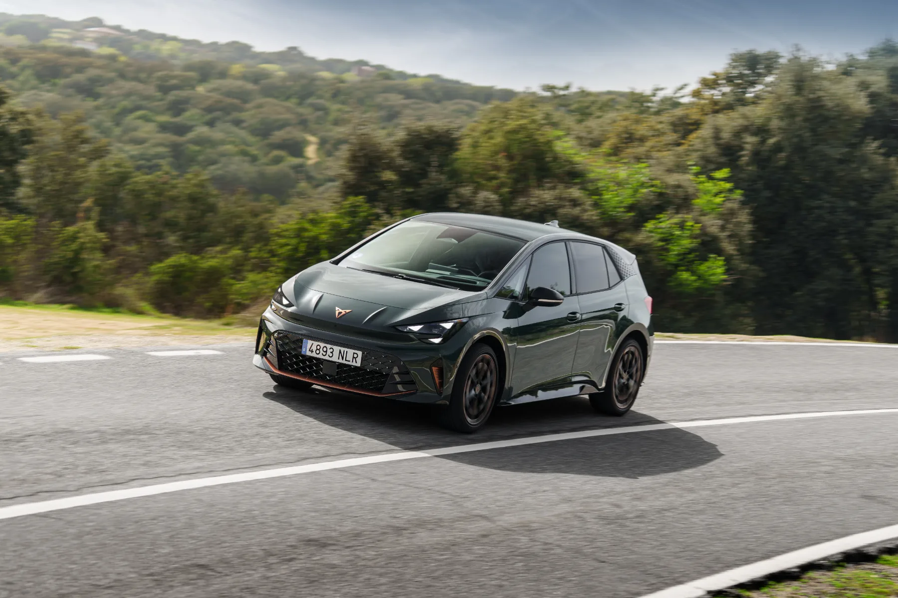 CUPRA Born 2026: španski upornik se je končno naučil nositi kravato – a pod obleko še vedno skriva tetovaže