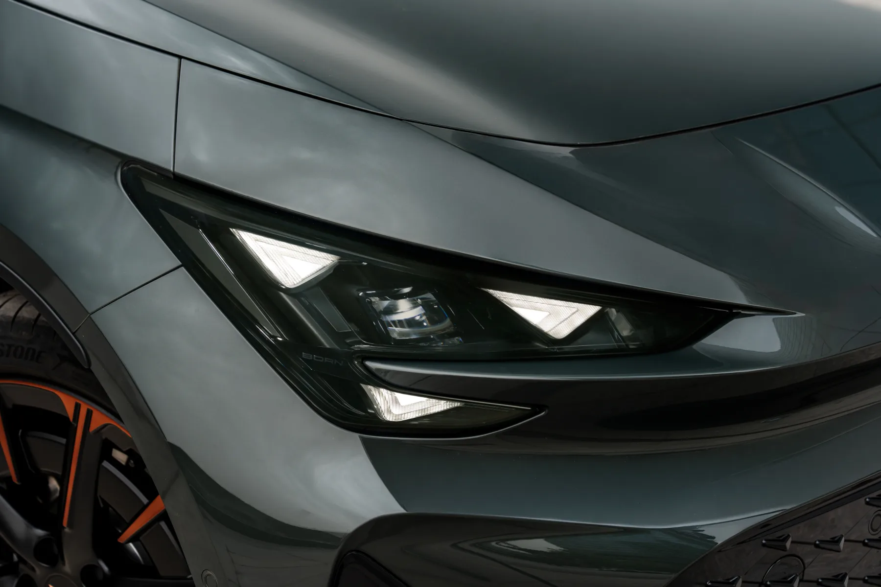 CUPRA Born 2026: španski upornik se je končno naučil nositi kravato – a pod obleko še vedno skriva tetovaže