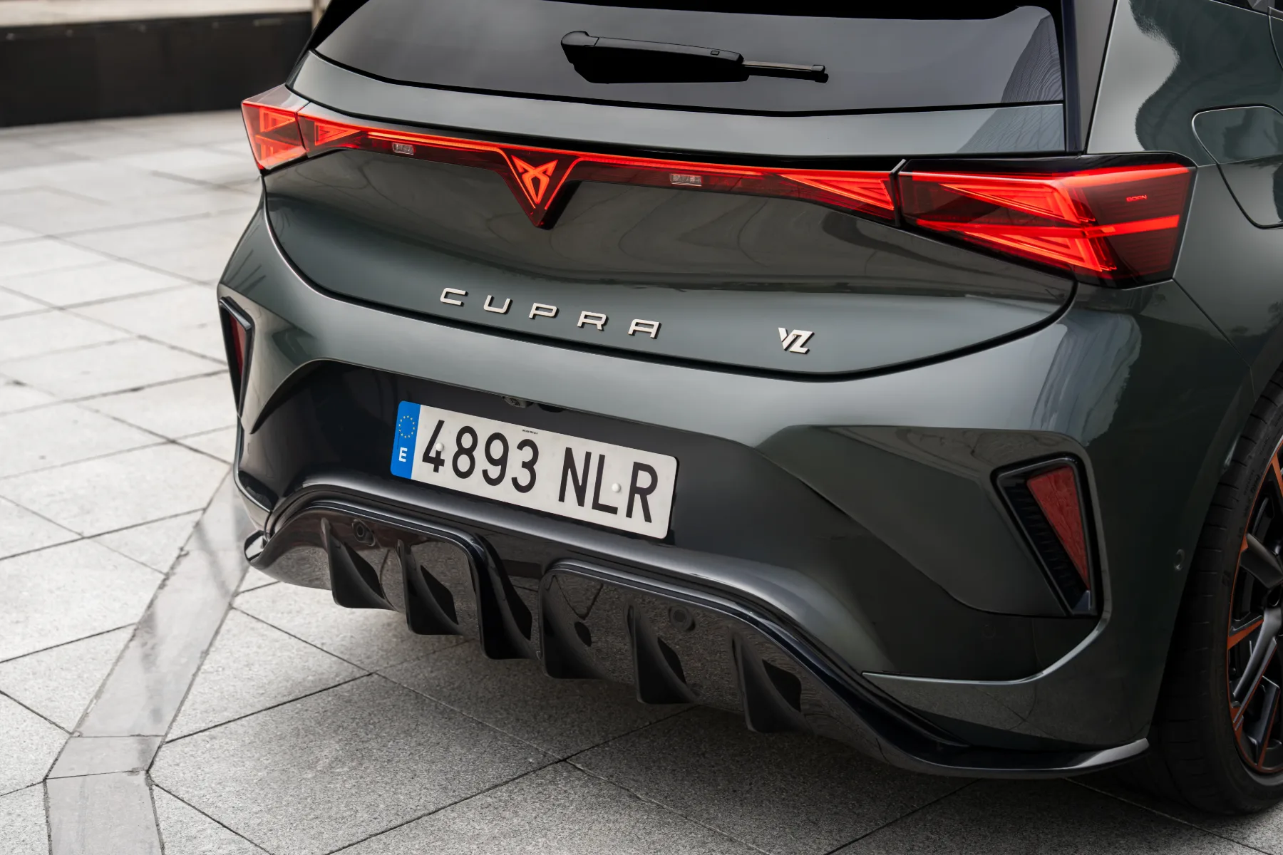 CUPRA Born 2026: španski upornik se je končno naučil nositi kravato – a pod obleko še vedno skriva tetovaže