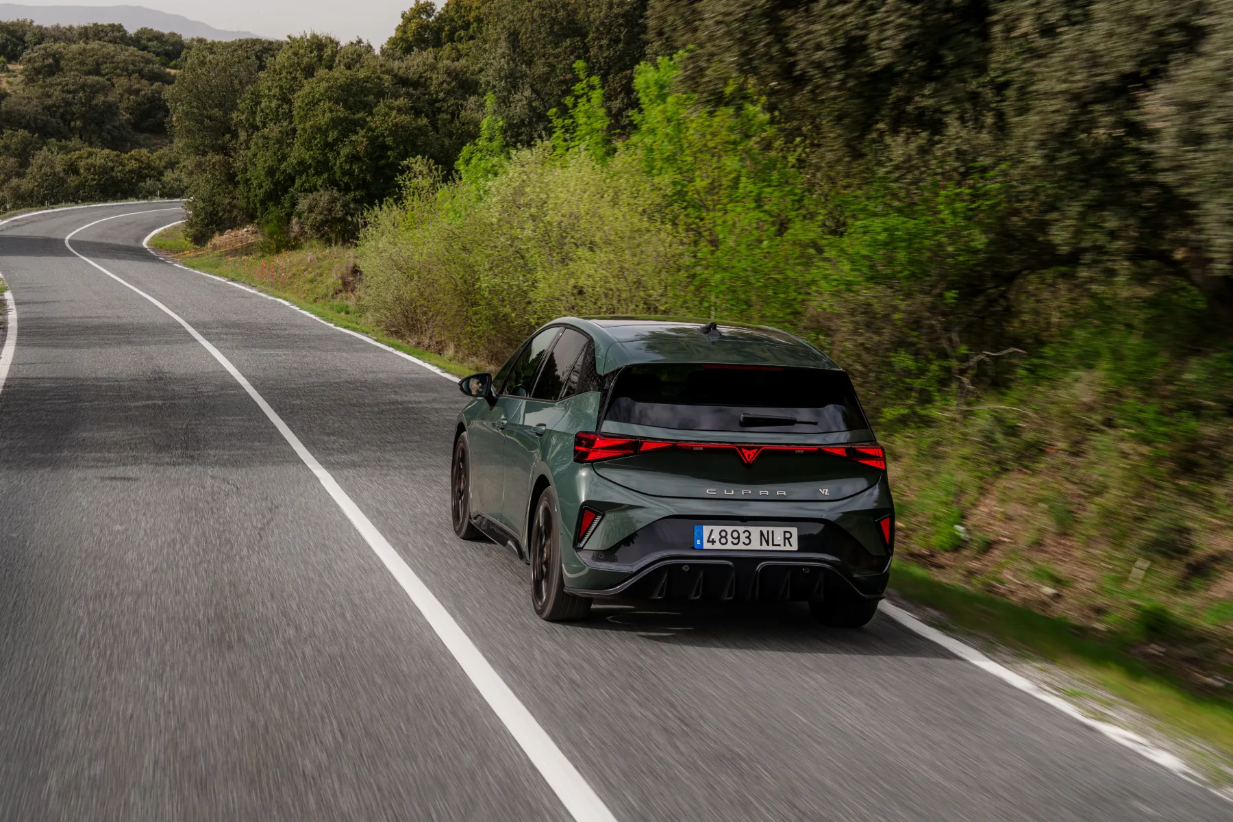 CUPRA Born 2026: španski upornik se je končno naučil nositi kravato – a pod obleko še vedno skriva tetovaže