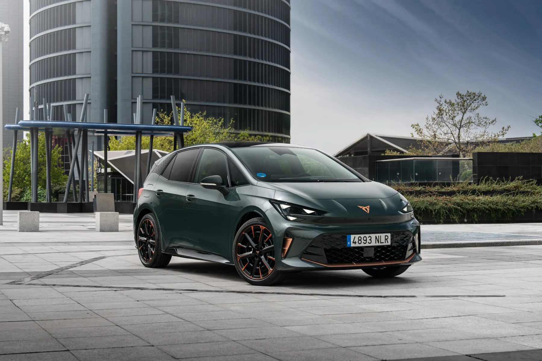 CUPRA Born 2026: španski upornik se je končno naučil nositi kravato – a pod obleko še vedno skriva tetovaže