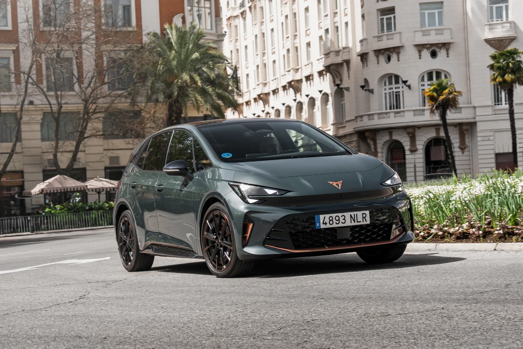CUPRA Born 2026: španski upornik se je končno naučil nositi kravato – a pod obleko še vedno skriva tetovaže