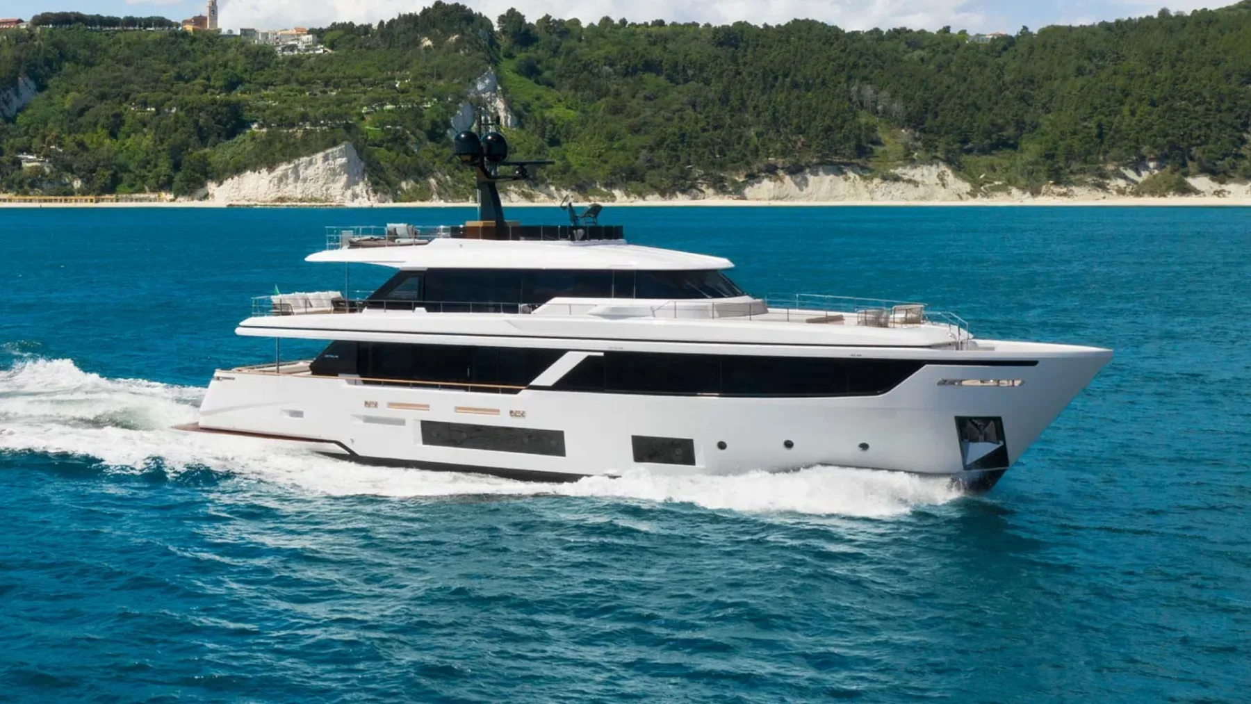 Custom Line Navetta 35: Ko se italijanski hedonizem spremeni v 35-metrski morski penthouse