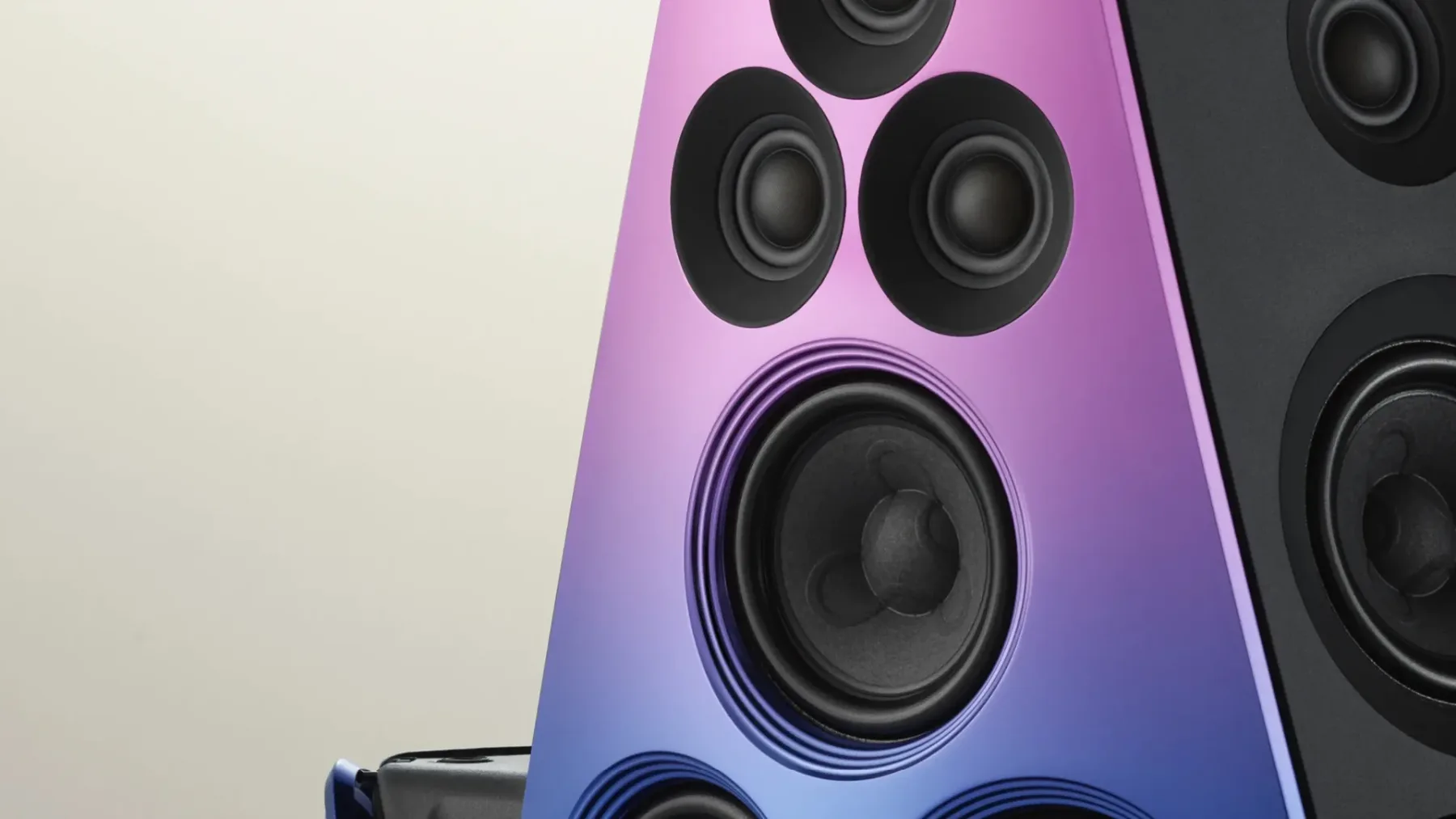 Danci so uradno znoreli: 200 tisočakov za Bang & Olufsen Beolab 90 Atelier Editions, ki tehta 137 kg in izgleda kot Batmanova nočna mora