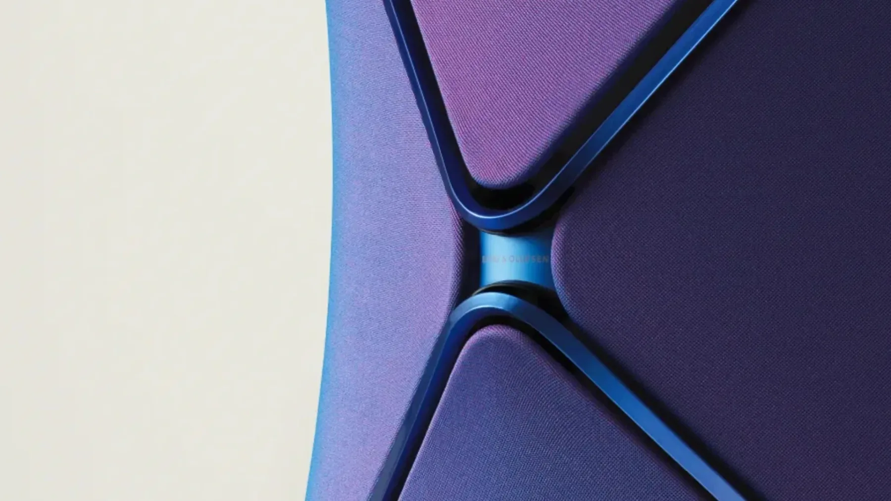 Danci so uradno znoreli: 200 tisočakov za Bang & Olufsen Beolab 90 Atelier Editions, ki tehta 137 kg in izgleda kot Batmanova nočna mora