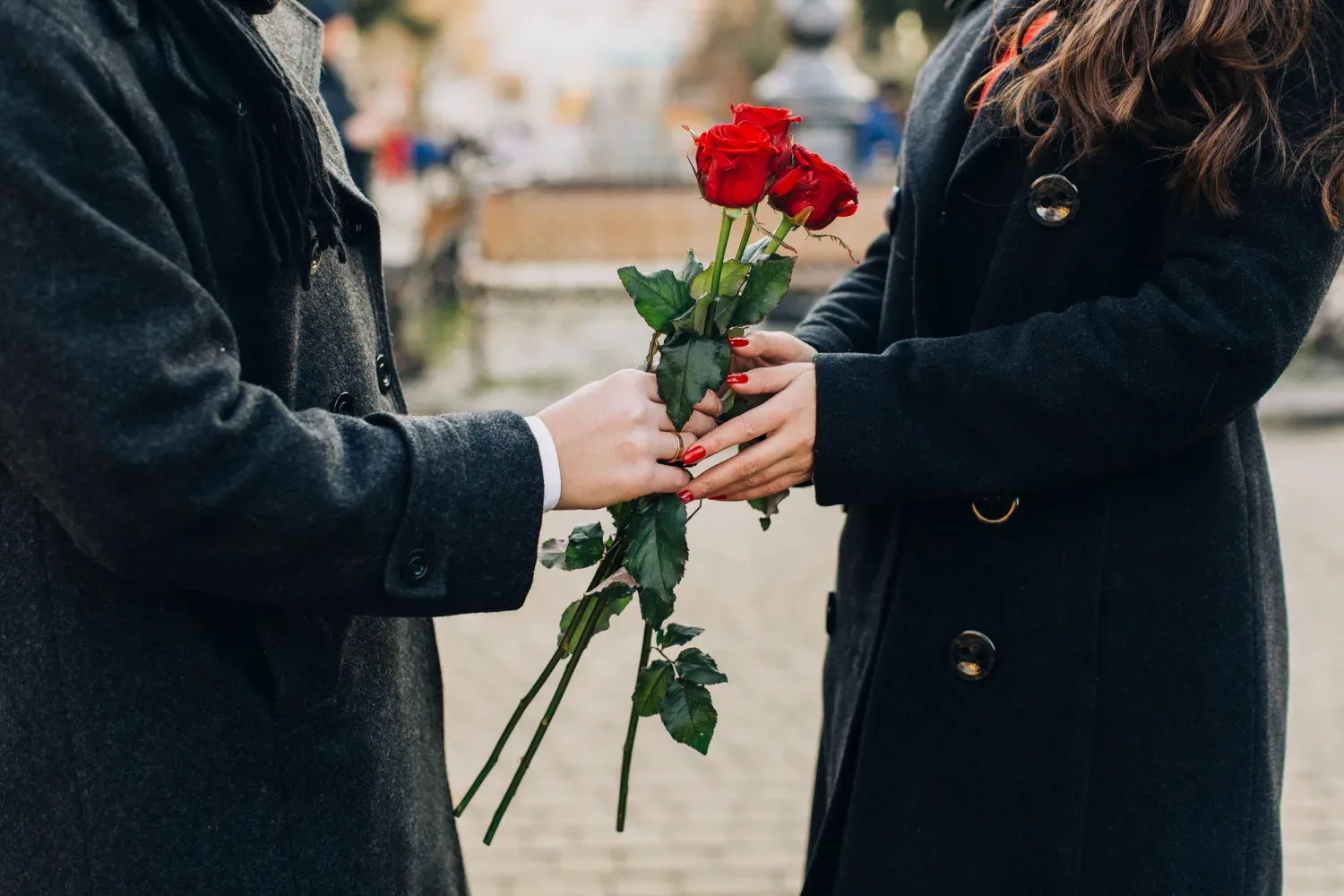 Darila za valentinovo 2026: kaj kupiti glede na astrološko znamenje, da bo več isker